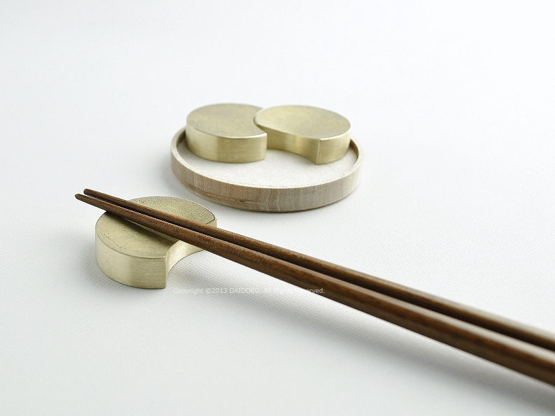 真鍮の生活用品ブランド 『 FUTAGAMI 』箸置き「三つ月」【大治将典
